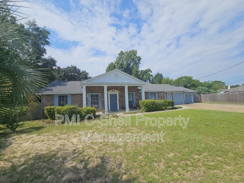 Great Pensacola 5 Bed 3 Bath with Suite, Fenced Yard, Garage property image