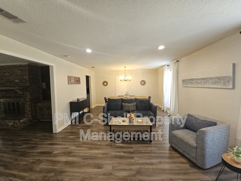 Great Pensacola 5 Bed 3 Bath with Suite, Fenced Yard, Garage property image