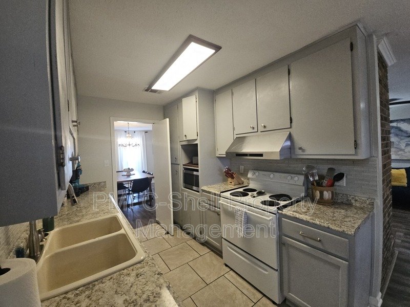 Great Pensacola 5 Bed 3 Bath with Suite, Fenced Yard, Garage property image