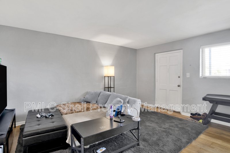 Beautiful 2 Bed 1.5 Bath Pool View Pensacola property image