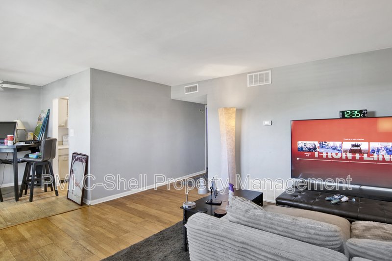 Beautiful 2 Bed 1.5 Bath Pool View Pensacola property image