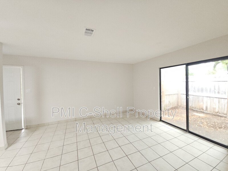 Updated! 1 Bed 1 Bath Gulf Breeze, Pet Friendly, Tile, Yard Area property image