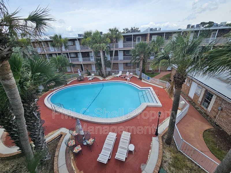 Beautiful 2 Bed 1.5 Bath Pool View Pensacola property image