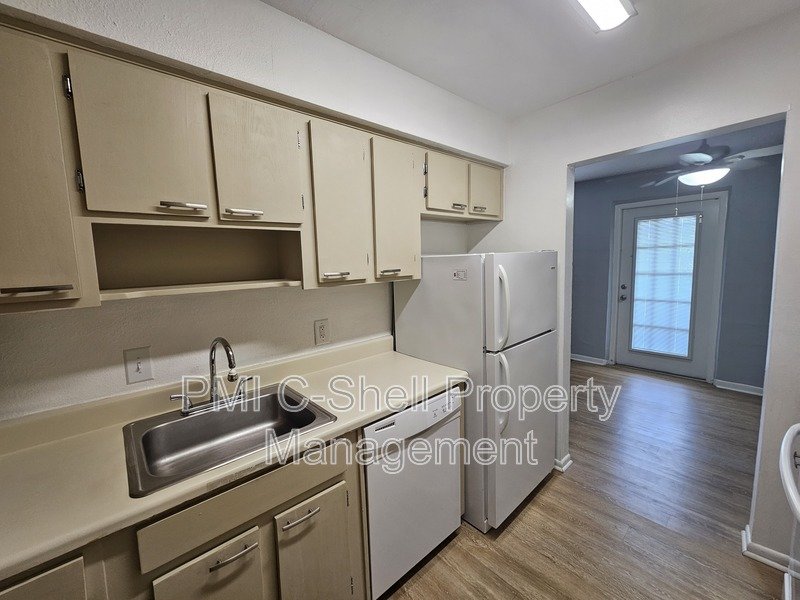 Beautiful 2 Bed 1.5 Bath Pool View Pensacola property image