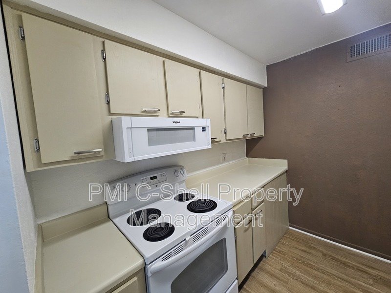 Beautiful 2 Bed 1.5 Bath Pool View Pensacola property image