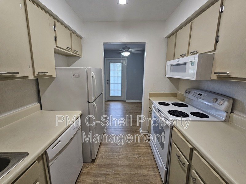 Beautiful 2 Bed 1.5 Bath Pool View Pensacola property image