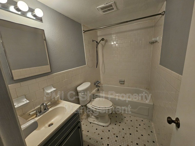 Beautiful 2 Bed 1.5 Bath Pool View Pensacola property image