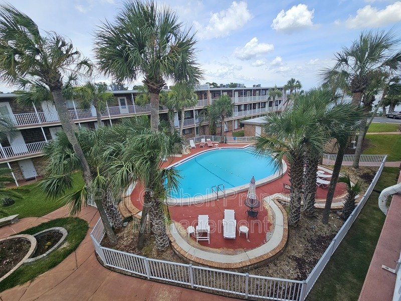 Beautiful 2 Bed 1.5 Bath Pool View Pensacola property image