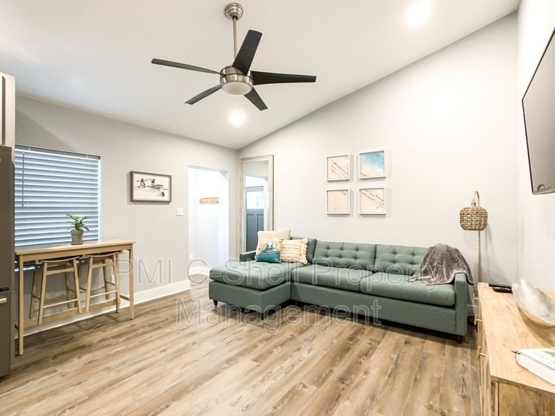 Updated! 1 Bed 1 Bath Near Downtown, Penscola, Pet Friendly, Yard property image