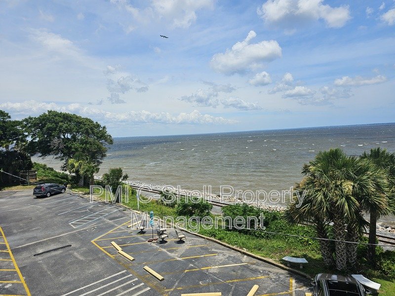 Beautiful 2 Bed 1.5 Bath Pool View Pensacola property image