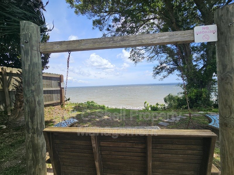 Beautiful 2 Bed 1.5 Bath Pool View Pensacola property image