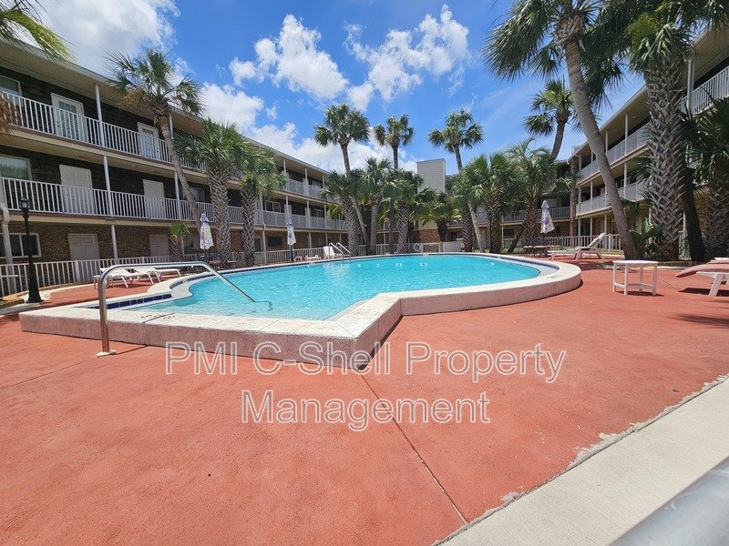 Beautiful 2 Bed 1.5 Bath Pool View Pensacola property image