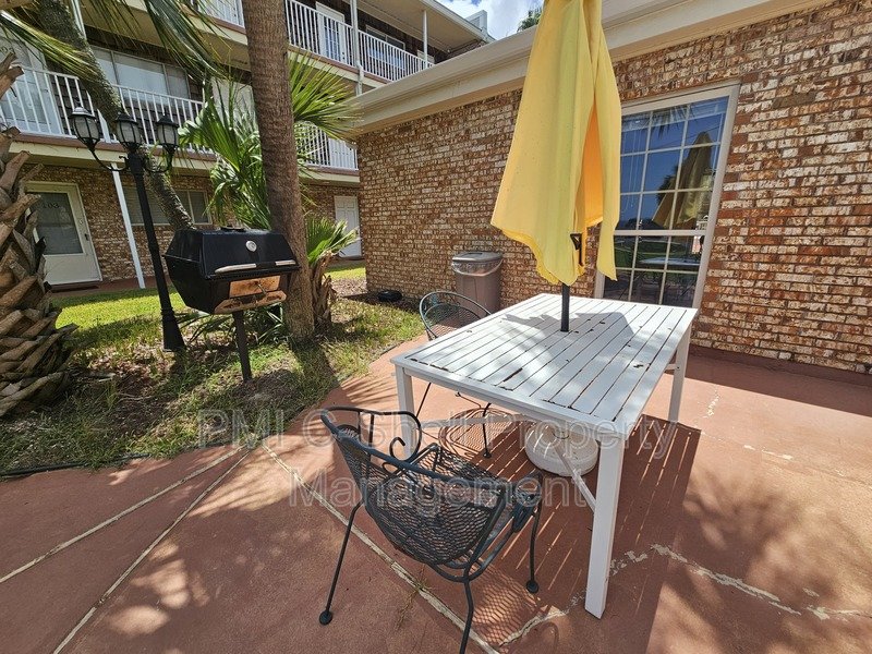 Beautiful 2 Bed 1.5 Bath Pool View Pensacola property image