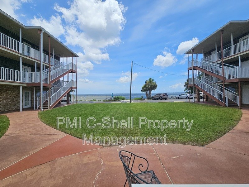 Beautiful 2 Bed 1.5 Bath Pool View Pensacola property image