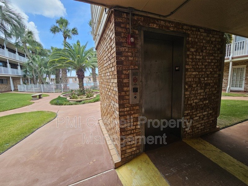 Beautiful 2 Bed 1.5 Bath Pool View Pensacola property image