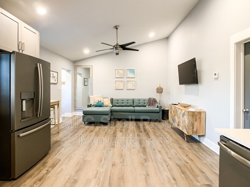 Updated! 1 Bed 1 Bath Near Downtown, Penscola, Pet Friendly, Yard property image