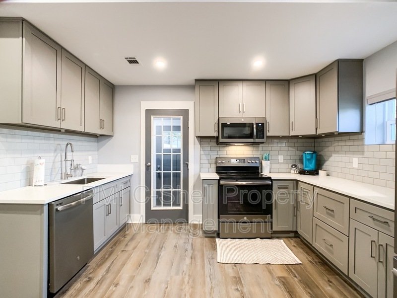 Updated! 1 Bed 1 Bath Near Downtown, Penscola, Pet Friendly, Yard property image