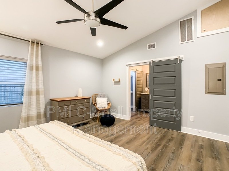 Updated! 1 Bed 1 Bath Near Downtown, Penscola, Pet Friendly, Yard property image