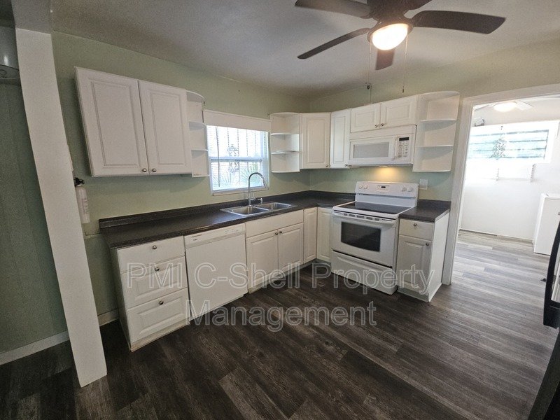 2 Bed 1 Bath Pensacola Fenced Yard and Serene Backyard property image