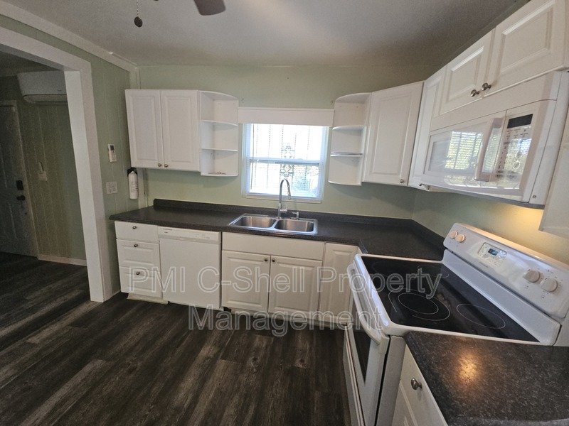 2 Bed 1 Bath Pensacola Fenced Yard and Serene Backyard property image