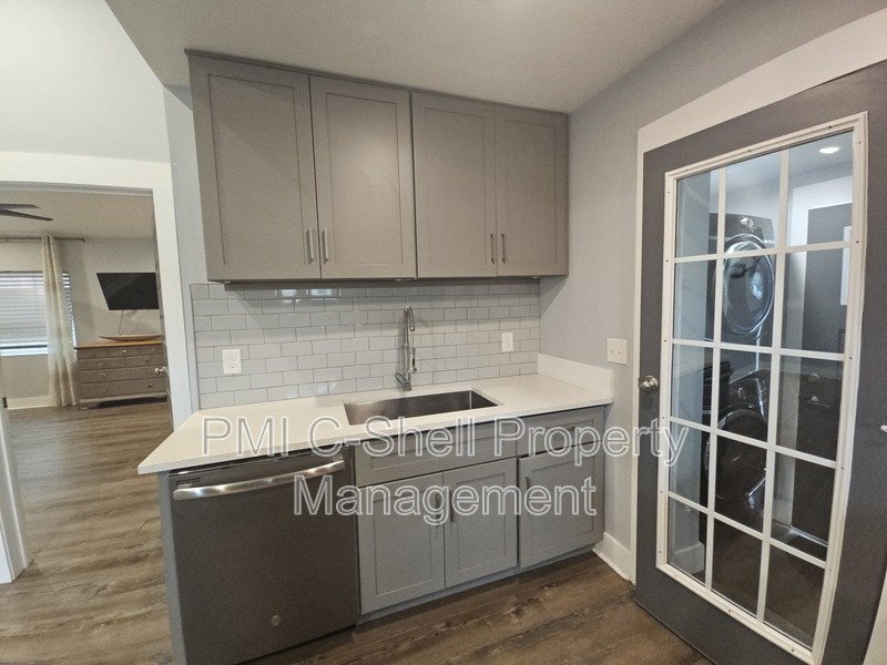 Updated! 1 Bed 1 Bath Near Downtown, Penscola, Pet Friendly, Yard property image