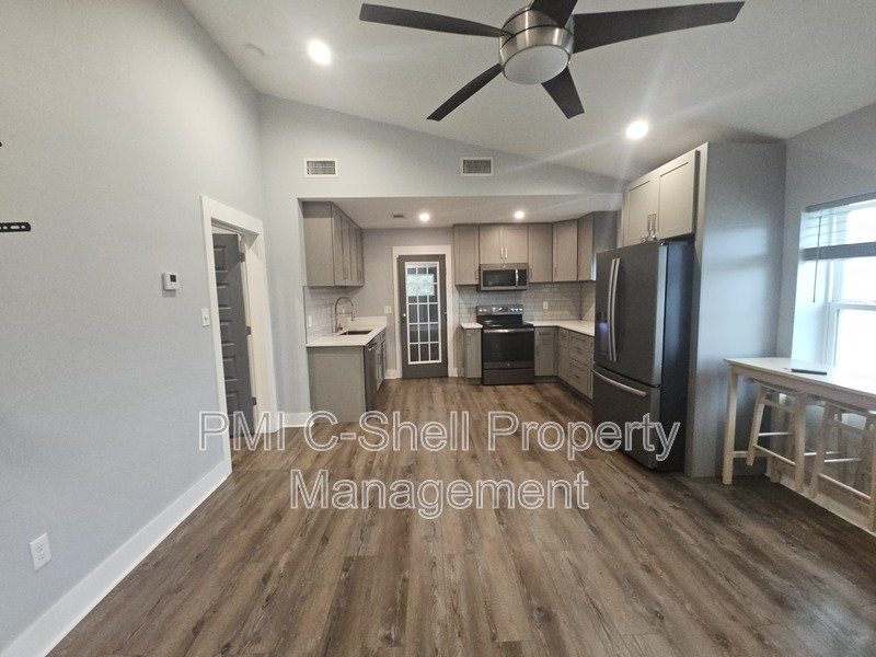 Updated! 1 Bed 1 Bath Near Downtown, Penscola, Pet Friendly, Yard property image