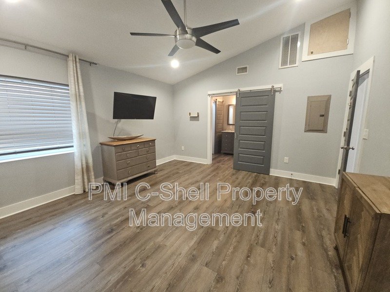 Updated! 1 Bed 1 Bath Near Downtown, Penscola, Pet Friendly, Yard property image